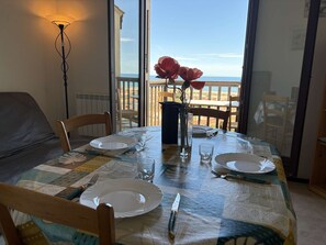 Dining - Apartment with sea view - 4 guests (Fleury-Saint-Pierre-la-Mer)