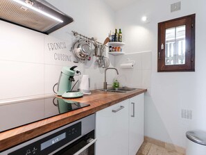A modern kitchen with a coffee machine, kettle, and various utensils on the wall. - Cozy pavilion with parking - 4 guests (Gruissan)