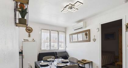 Air-conditioned apartment near beach - 4 guests