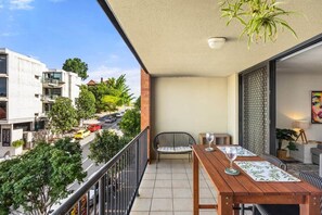 Outdoor dining - Galleries Apartments, 1 Bed, Parking, Balcony (Fortitude Valley)