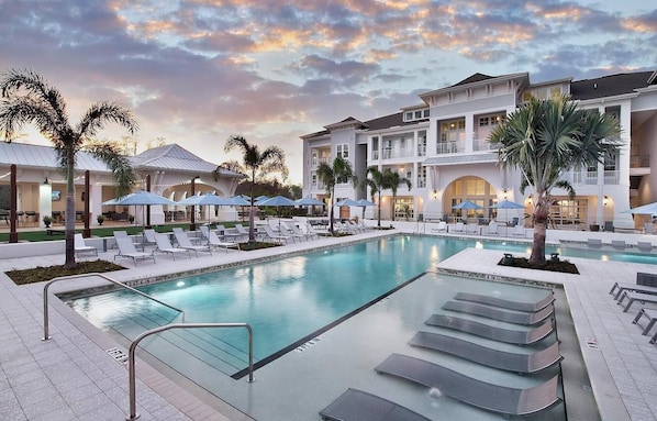 Seasonal outdoor pool - Landing Apartments near Calusa Nature Center & Planetarium (Fort Myers)