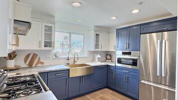 Coffee/tea maker, fridge, microwave, oven