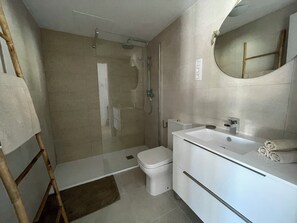 Dusche, Haartrockner, Bidet, Handtücher
