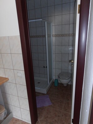 Dusche, Handtücher, Toilettenpapier