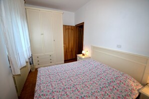 2 chambres, fer et planche à repasser, accès Internet, draps fournis