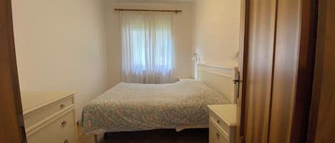 2 bedrooms, iron/ironing board, Internet, bed sheets