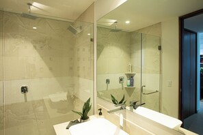Douche, serviettes fournies