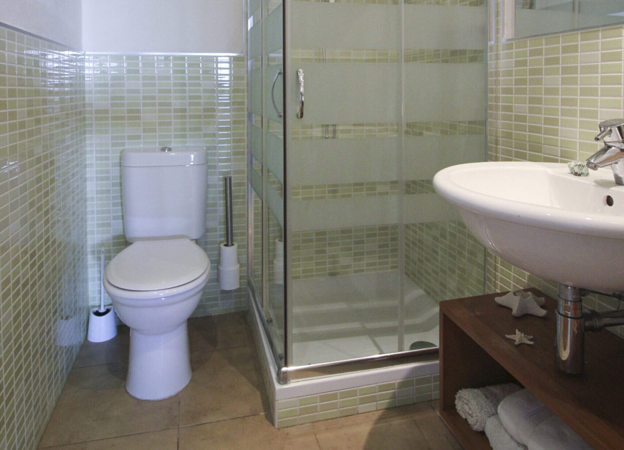 Douche, séchoir à cheveux, bidet, serviettes fournies