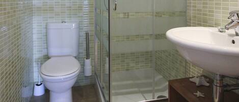 Douche, séchoir à cheveux, bidet, serviettes fournies