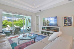 Smart TV, fireplace - New Florida Style Pool Home ~ Just 1.5 to the Gulf Beaches! (Naples)