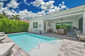 A heated pool - New Florida Style Pool Home ~ Just 1.5 to the Gulf Beaches! (Naples)