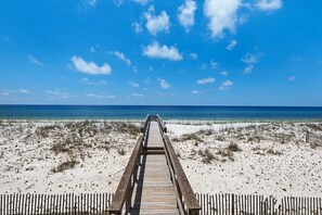 On the beach - Luxury, Designer Gulf Front Home w/ Pool! Sleeps 24, Perfect for Weddings! (Pensacola Beach)