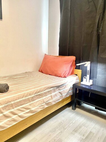Room-cozy Room in Morley Near Airport