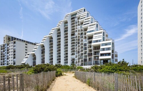 Beachfront 1 BR 1.5 BA Unit with a Pool and Fantastic Ocean Views!