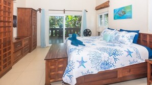Una camera da letto con un letto, un armadio in legno e vista sull'esterno.