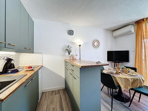 Unclassified image, 5 of 31, button - ISIS II by Interhome (La Grande Motte)