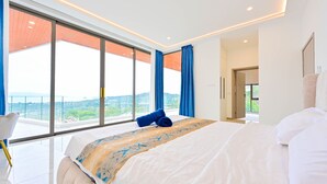 Une chambre d’hôtel moderne avec un grand lit, une vue sur la ville et un balcon.