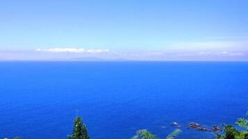 Vista costera con cielos despejados y mar en calma.
