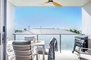 Outdoor dining - Beachside Bliss 3BDR mins to Caves Beach & Bistros (Caves Beach)