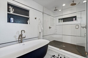 Shower, towels - Luxury Oceanfront 2 bed | Hot Tub + Private Deck (Saint Augustine)