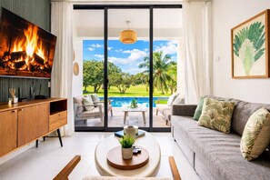 TV - Stylish 2BD 2 Bath 1st Floor Apartment with Private Pool & Golf Views in Cocotal. (Punta Cana)