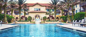 1st floor King Suite w/kitchenette-Pool-Hot tub-near historic district