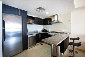 Private kitchen - Puerto Vallarta - Grand Venetian 9th Floor 1 Bedroom Beach Front & Water View (Puerto Vallarta)