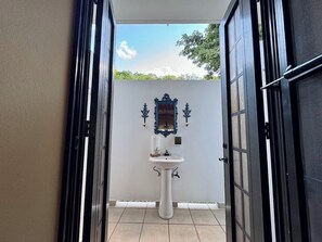 Dusch, hårtork, handdukar och tvål