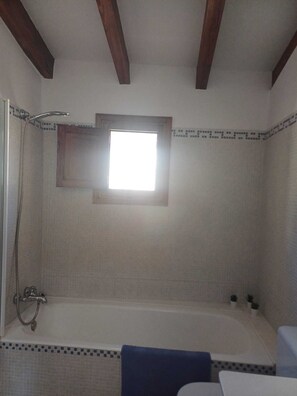 Regadera, secadora de cabello, bidet, toallas 