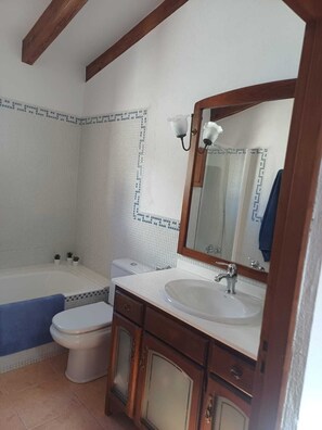 Shower, hair dryer, bidet, towels - Alacantí House. Cozy house with pool and patio in Pollença (Pollença)
