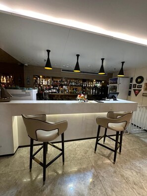 Bar (on property) - GTC  2-bedroom apartment with AC in lovely  Nairobi,Westlands neighborhood (Nairobi)