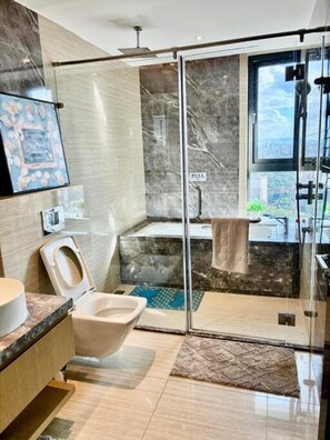 Shower, jetted bath, hair dryer, bidet - GTC  2-bedroom apartment with AC in lovely  Nairobi,Westlands neighborhood (Nairobi)