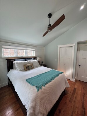 Room - Golden View lake house on Crawford Pond (Union)