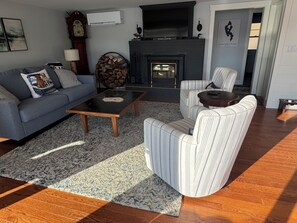 Living area - Golden View lake house on Crawford Pond (Union)
