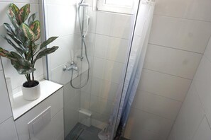 Dusche, Haartrockner, Handtücher, Seife