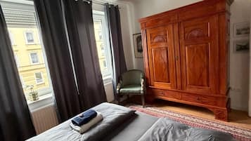 4 Schlafzimmer, Zimmersafe, Schreibtisch, Bügeleisen/Bügelbrett