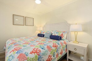 2 bedrooms, WiFi, bed sheets - Stones Throw to the Shore (Hilton Head Island)