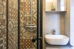 Shower, hair dryer, bidet, towels - Renovated 1BR w/Balcony | WiFi | Self Check-in (Torino)