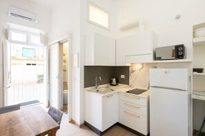 Fridge, microwave, stovetop, electric kettle - Renovated 1BR w/Balcony | WiFi | Self Check-in (Torino)