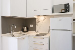 Fridge, microwave, stovetop, electric kettle - Renovated 1BR w/Balcony | WiFi | Self Check-in (Torino)