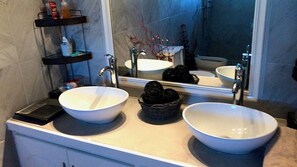 Douche, bidet, serviettes fournies, savon