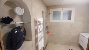 Shower, hair dryer, towels, toilet paper - VILLA DU SUD (Boujan-sur-Libron)