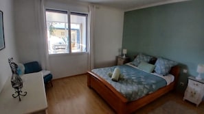 3 habitaciones, tabla de planchar con plancha y cuna de viaje 