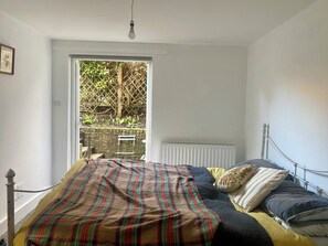 1 bedroom, Internet, bed sheets - Cute and colourful East London garden flat close to Victoria Park (London)