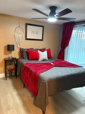 2 Schlafzimmer, Schreibtisch, Bügeleisen/Bügelbrett, Reisekinderbett