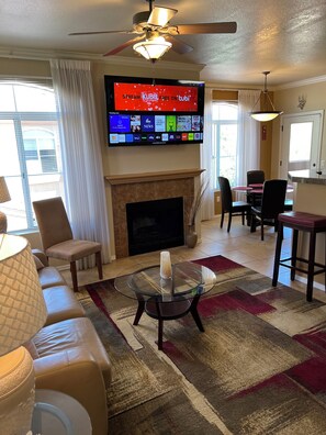 Smart TV - Spacious 3-bedroom condo near beautiful Sabino Canyon with AC pool, spa and gym. (Tucson)