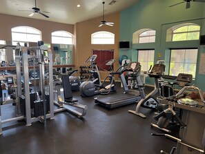 Fitness facility - Spacious 3-bedroom condo near beautiful Sabino Canyon with AC pool, spa and gym. (Tucson)
