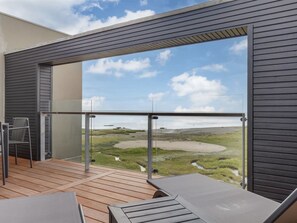 Ein Balkon mit Blick auf eine natürliche Landschaft.