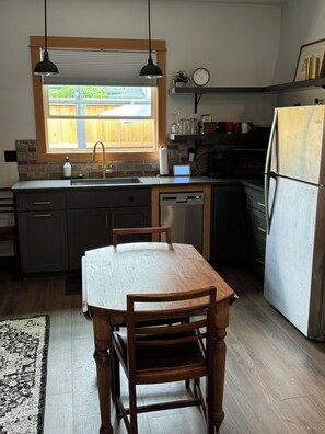 Private kitchen - Speak Easy Eugene, Oregon. Located between Downtown and Whiteaker District (Eugene)