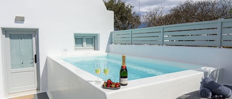 Villa, 1 grand lit et 1 canapé-lit, piscine privée | Piscine | Piscine extérieure (ouverte en saison)